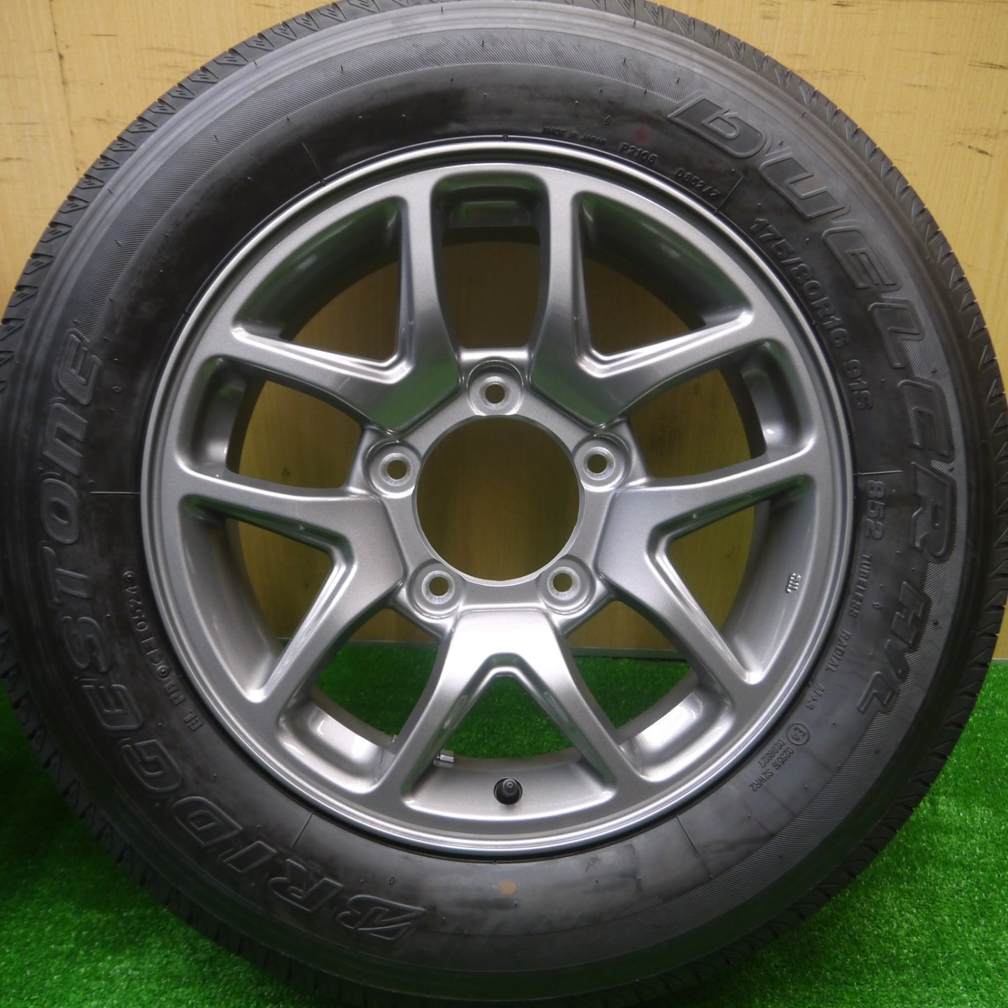 *送料無料* 新車外し！24年★スズキ ジムニー 純正 ENKEI 175/80R16 ブリヂストン デューラー H/L 852 16インチ エンケイ PCD139.7/5H★4080604Hノ