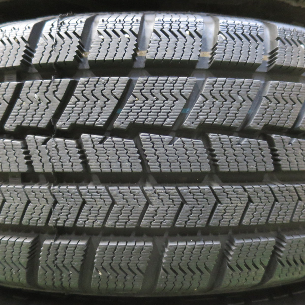 バリ溝！24年！キレイ！ほぼ10分★スタッドレス 185/65R15 ハイフライ Win-turi 216 Verthandi ヴェルサンディ ヴェルザンディ 15インチ PCD100/4H★5080403イス