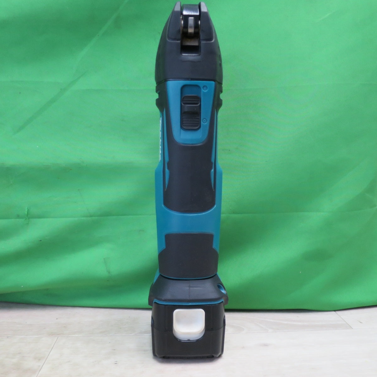 [送料無料] キレイ！付属品付き☆マキタ 14.4V 充電式 マルチ ツール TM41D バッテリー 充電器 アタッチメント 付き 切断 剥離 研削 電動 工具☆