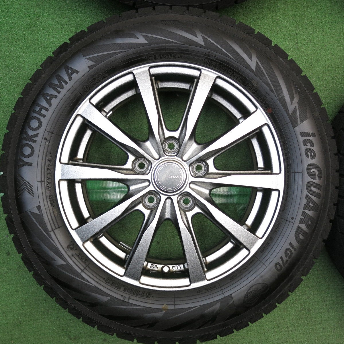 バリ溝！24年！キレイ！9.5分以上◎スタッドレス 195/65R15 ヨコハマ アイスガード iG70 GRASS グラス 15インチ PCD114.3/5H◎6091107KKス