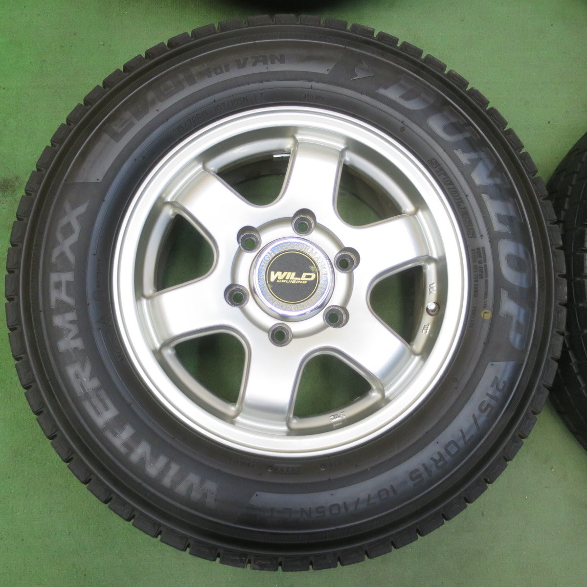 バリ溝！24年！ほぼ10分★スタッドレス 215/70R15 107/105N ダンロップ LV01 for VAN WILD CRUISING ワイルド クルージング 15インチ PCD139.7/6H★5100910イス