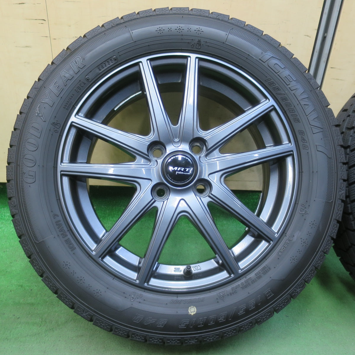 バリ溝！22年！キレイ！9分★スタッドレス 185/60R15 グッドイヤー アイスナビ7 MRT premium 15インチ PCD100/4H★5111409イス
