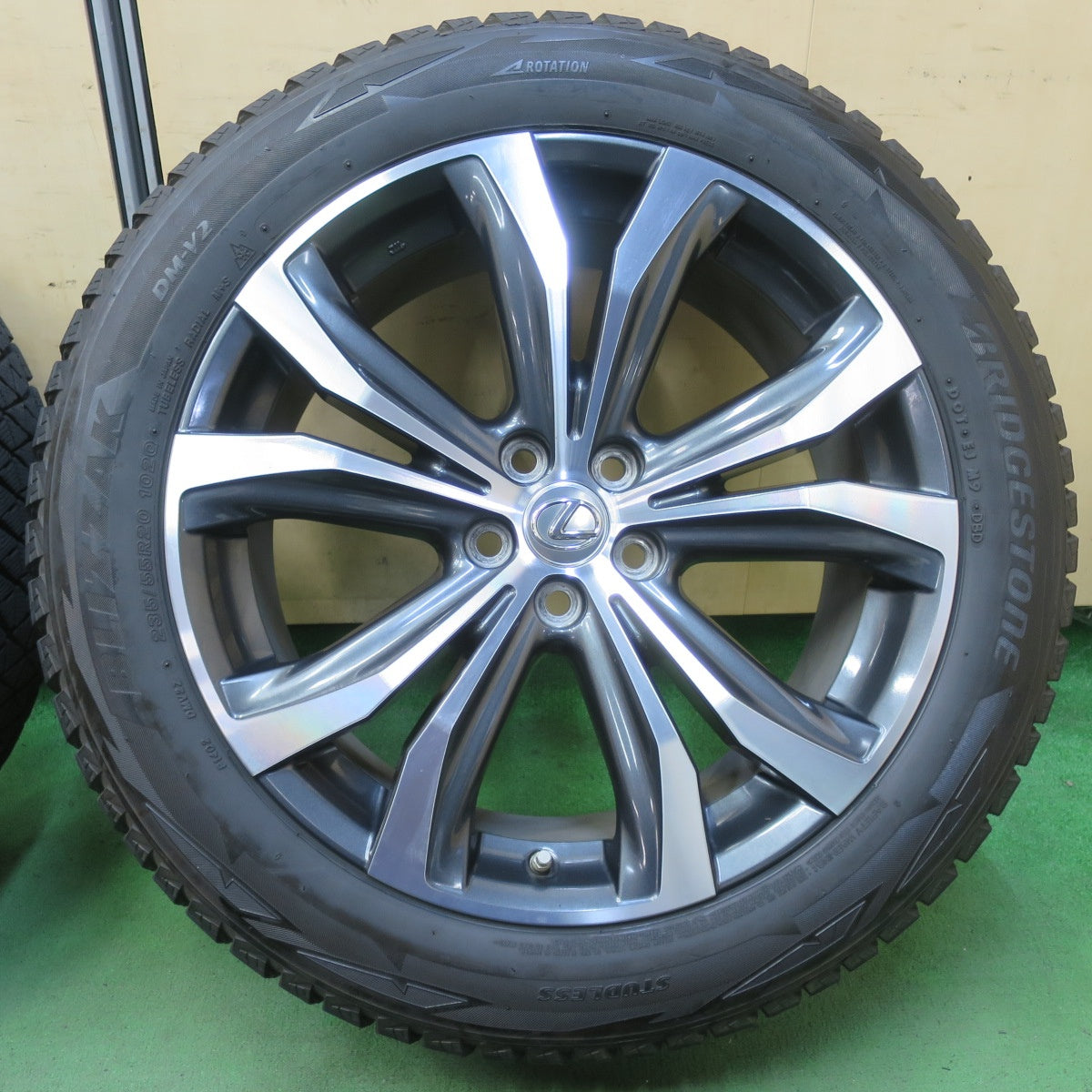 センサー付！バリ溝！キレイ！9分★レクサス RX バージョンL 純正 235/55R20 スタッドレス ブリヂストン ブリザック DM-V2 20インチ PCD114.3/5H★5092301イス