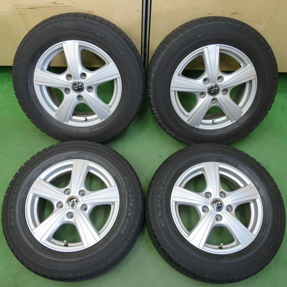 バリ溝！8.5分★スタッドレス 205/65R15 ファルケン エスピア EPZ Treffer トレファー 15インチ PCD114.3/5H★5052705イス