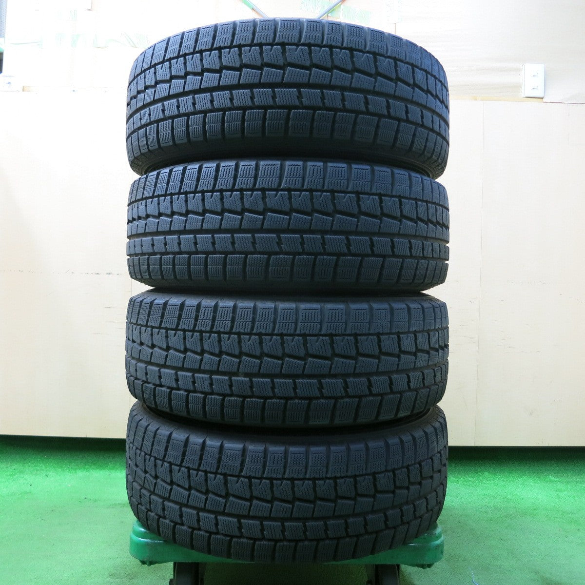 *送料無料* バリ溝！キレイ！9.5分★スタッドレス 215/60R16 ダンロップ ウインターマックス WM01 SCHNEIDER シュナイダー PCD114.3/5H★4042803イス