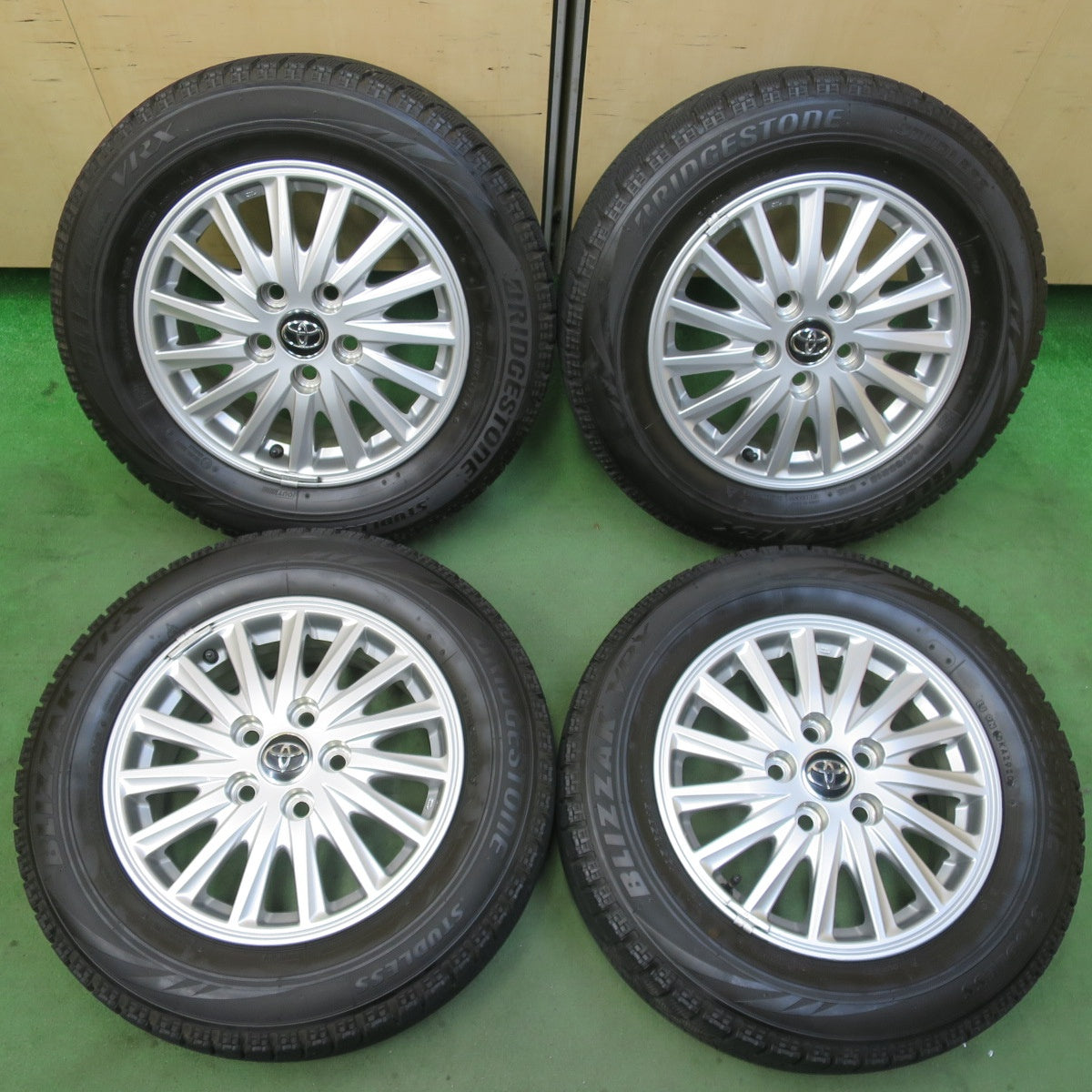 キレイ★トヨタ 80系 ヴォクシー ノア エスクァイア 純正 195/65R15 スタッドレス ブリヂストン ブリザック VRX 15インチ PCD114.3/5H★5103008イス