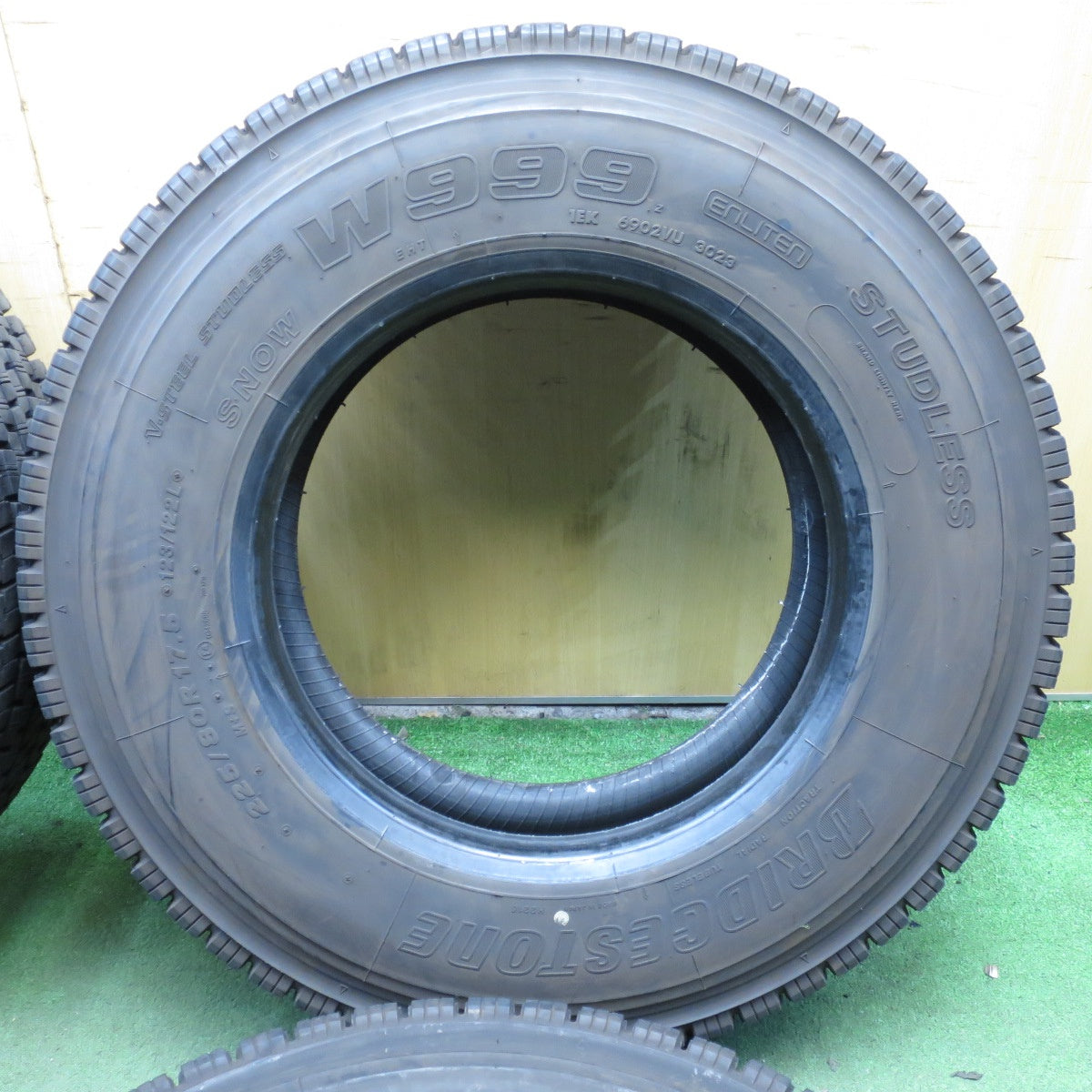 *送料無料* バリ溝！23年！9.5分★トラック タイヤ 225/80R17.5 123/122L スタッドレス ブリヂストン W999 17.5インチ★4032302クスタ