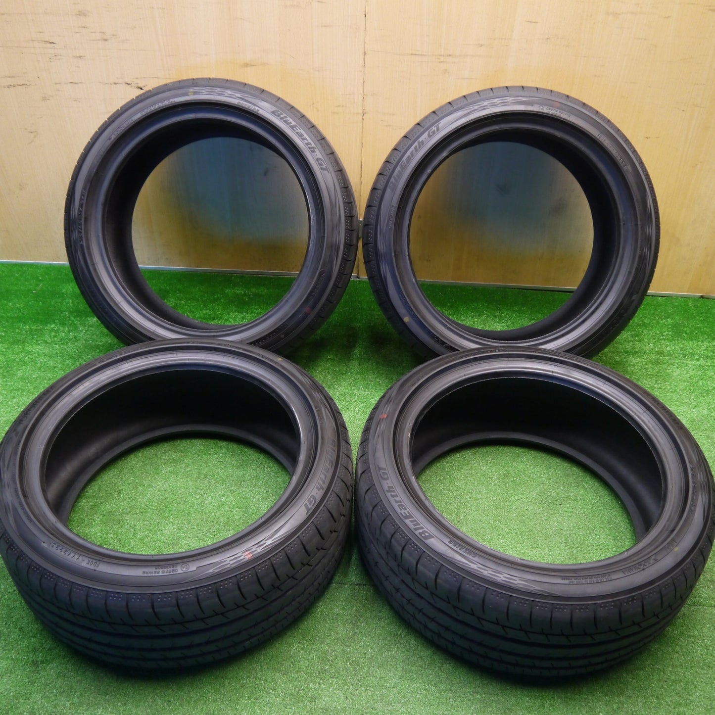 新車外し！25年★215/45R17 ヨコハマ BluEarth-GT AE51 タイヤ 17インチ プリウス ノア ヴォクシー セレナ 等★5102902Hノタ