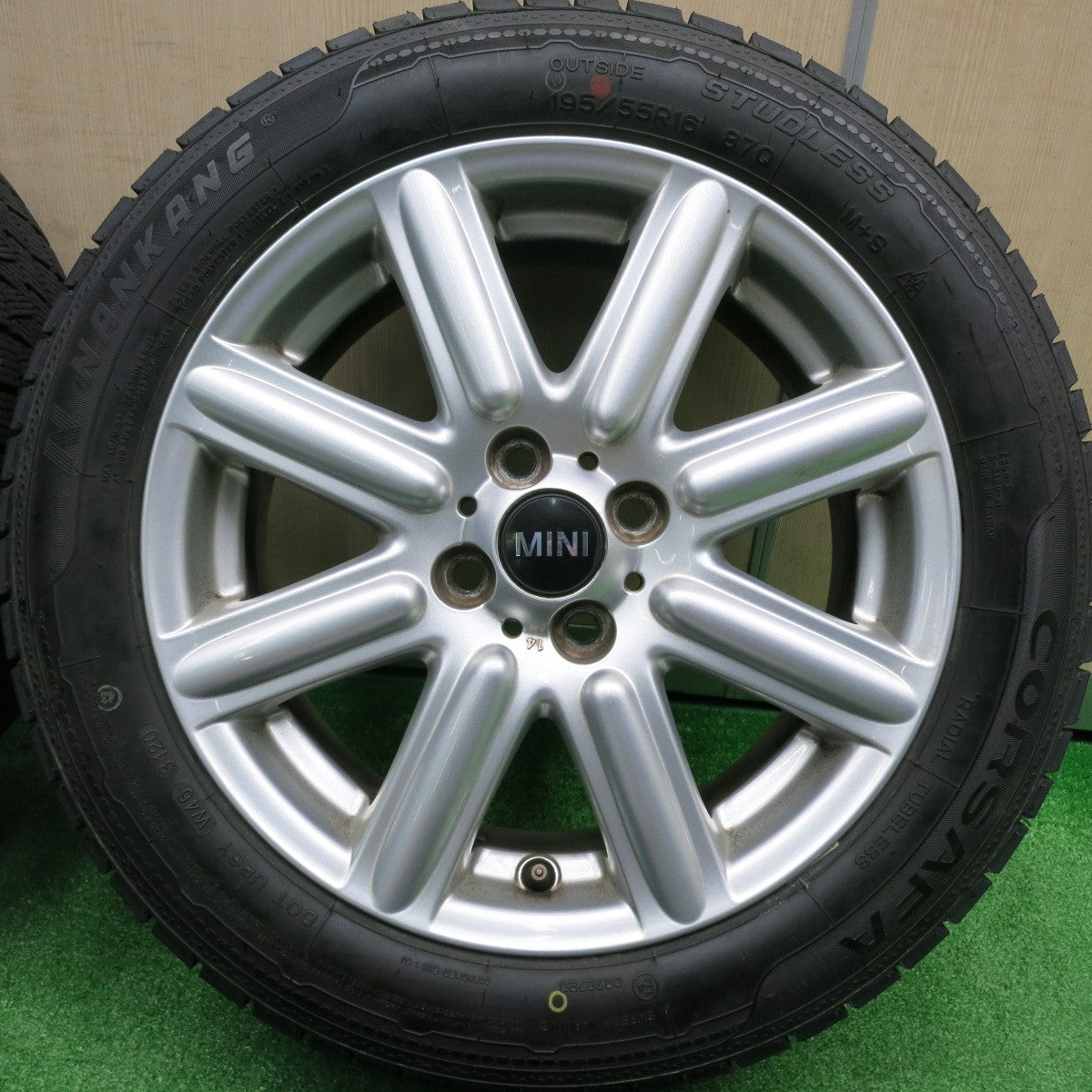 [送料無料] バリ溝！20年！キレイ！ほぼ10分★BMW MINI ミニ クーパー S 純正 195/55R16 スタッドレス ナンカン CORSAFA PCD100/4H★4100504HAス