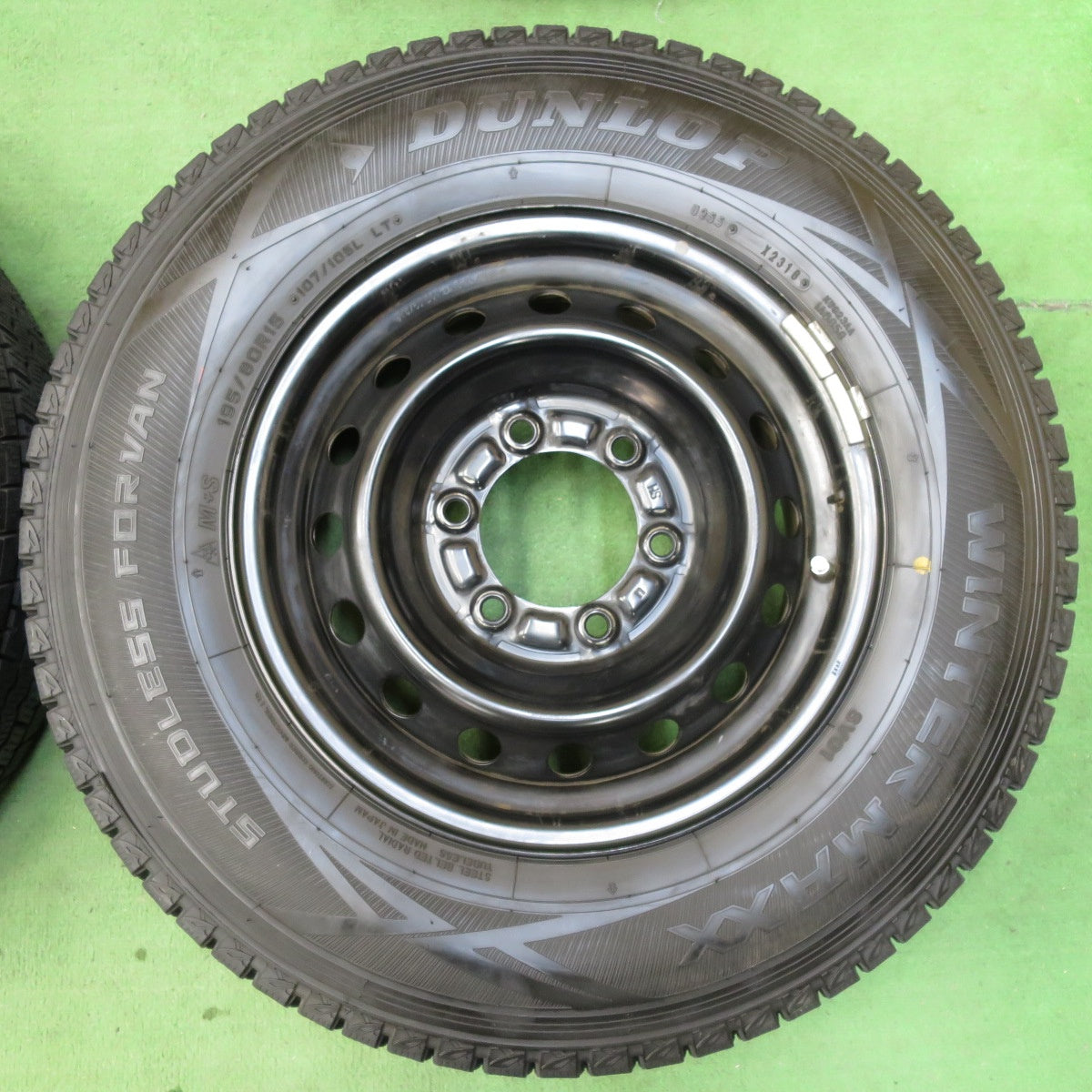 [送料無料] バリ溝！キレイ！9.5分以上★ハイエース 純正 スタッドレス 195/80R15 107/105L ダンロップ ウインターマックス SV01 15インチ PCD139.7/6H★5012101イス