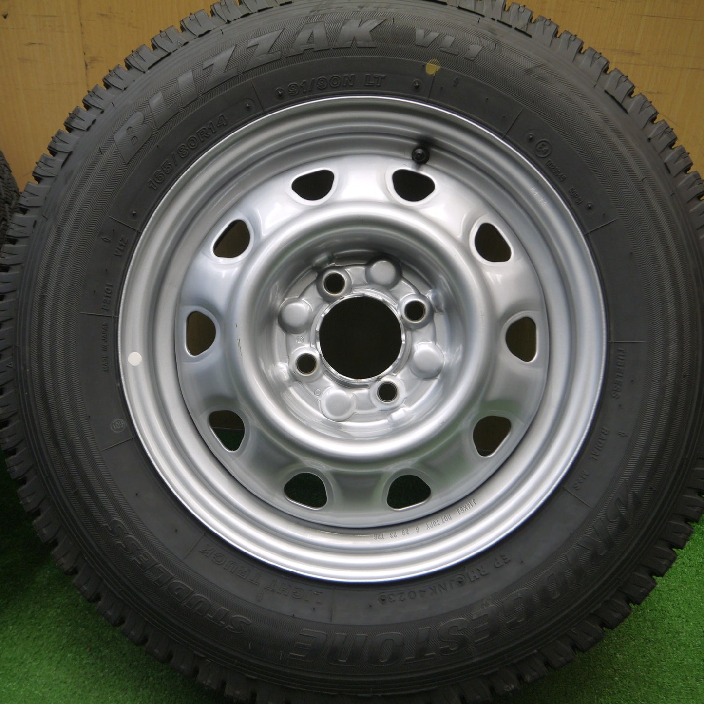 [送料無料] バリ溝！23年！キレイ！9.5分以上★スタッドレス 165/80R14 91/90N ブリヂストン ブリザック VL1 スチール ホイール 14インチ PCD100/4H★4121807Hス