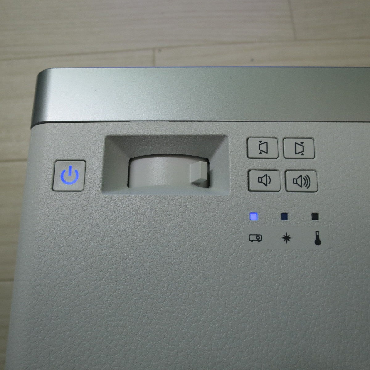 [送料無料] 美品☆エプソン ホーム プロジェクター EF-100W ランプ稼働時間 21時間 外箱 コード リモコン 付き ホワイト エプソン☆
