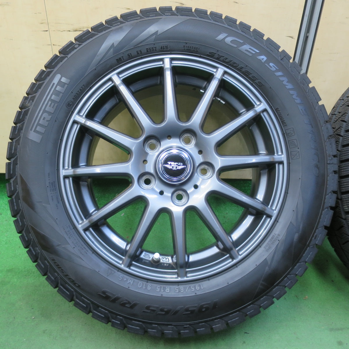 バリ溝！キレイ！9分★スタッドレス 195/65R15 ピレリ アイスアシンメトリコ TEAD テッド 15インチ PCD114.3/5H★5062004イス