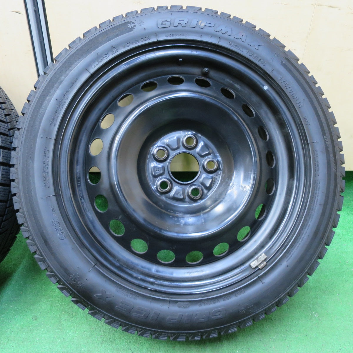 *送料無料* バリ溝！23年！9分★ラクティス 等 175/60R16 スタッドレス グリップマックス GRIP ICE X スチール 16インチ PCD100/5H★4072701イス