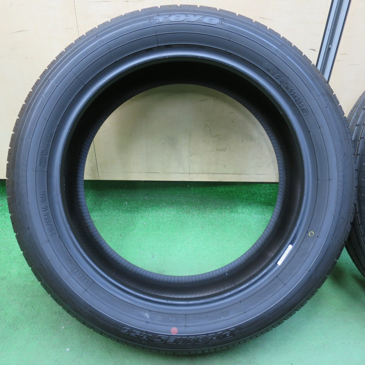 [送料無料] 新車外し！24年★215/55R18 トーヨー プロクセス R56 タイヤ 18インチ CX-30 MX-30 等★5032806イノタ