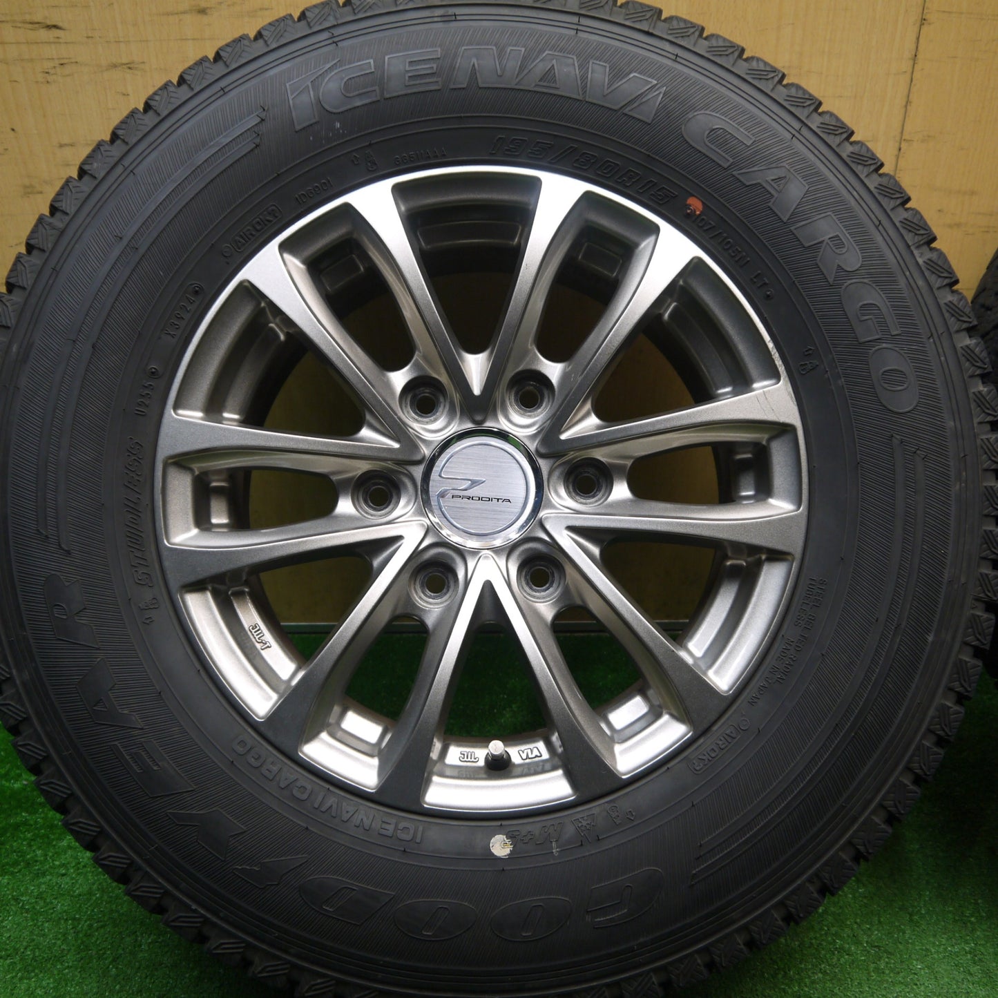 バリ溝！24年！キレイ！9.5分★スタッドレス 195/80R15 107/105N グッドイヤー アイスナビ CARGO PRODITA プロディータ 15インチ PCD139.7/6H★5122401Hス