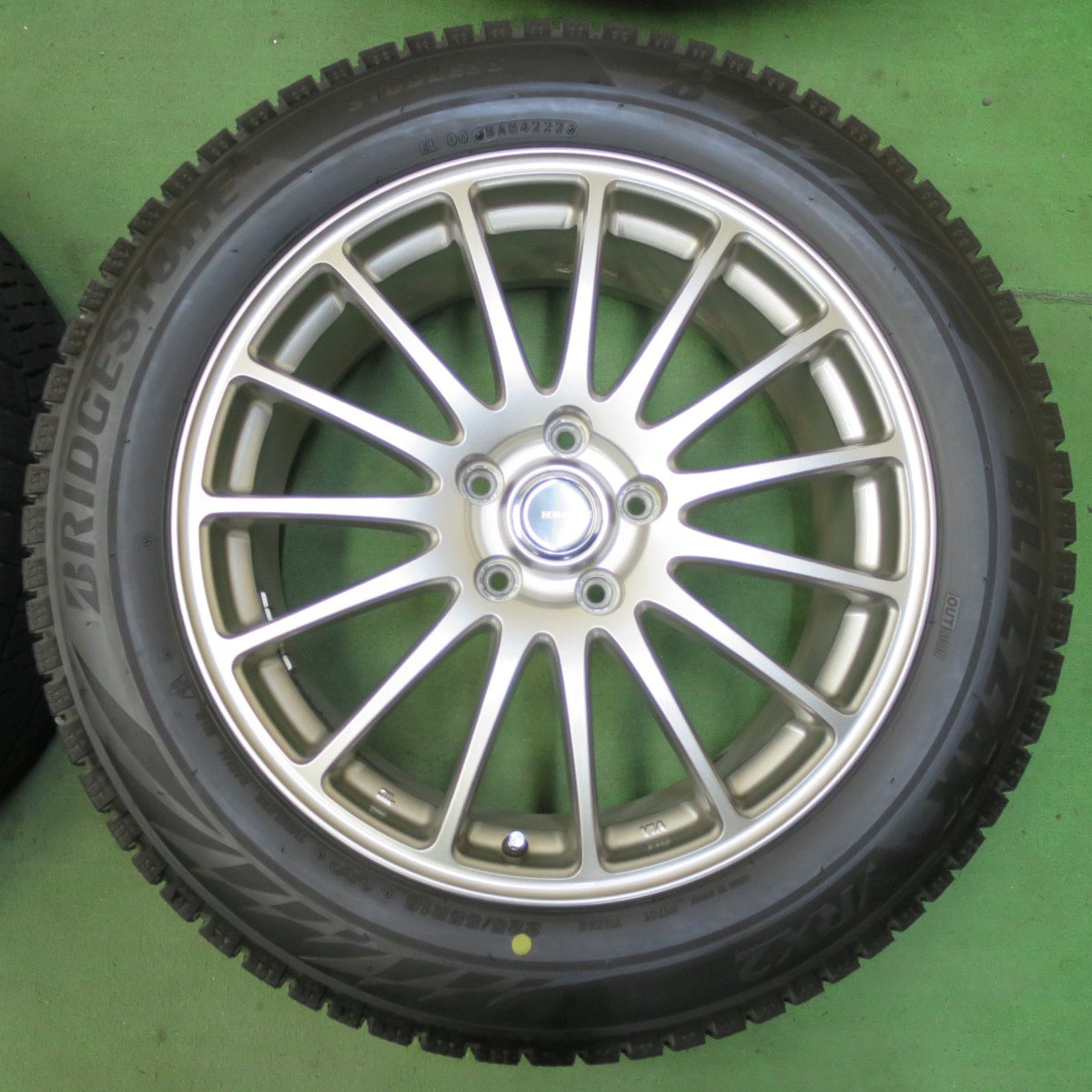 バリ溝！22年！キレイ！8.5分★スタッドレス 225/55R18 ブリヂストン ブリザック VRX2 ECO FORME エコフォルム 18インチ PCD114.3/5H★5063012イス