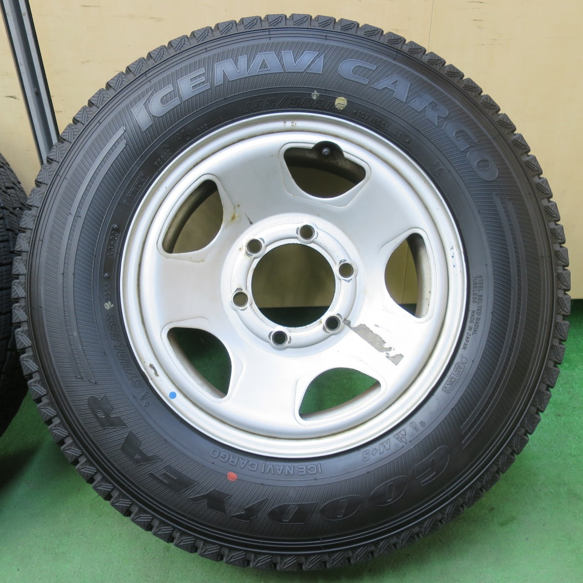 バリ溝！23年！9.5分以上★ハイエース 等 195/80R15 107/105L スタッドレス グッドイヤー アイスナビ カーゴ TOPY スチール 15インチ PCD139.7/6H★5050802イス