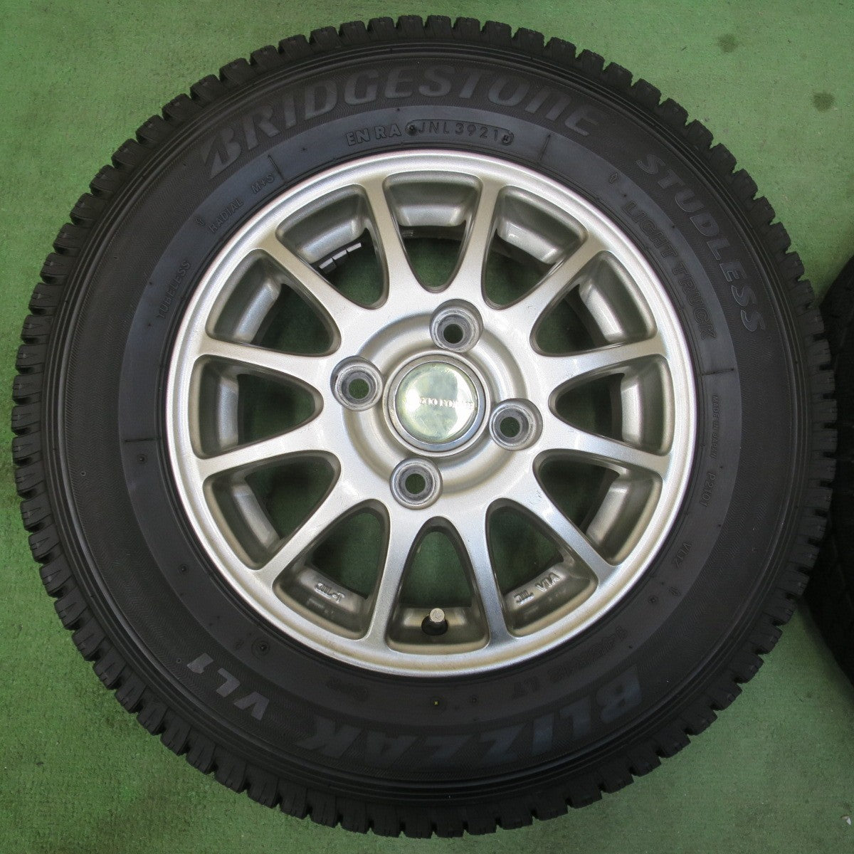 バリ溝！9.5分★スタッドレス 145R12 LT 6PR ブリヂストン ブリザック VL1 ECO FORME エコフォルム 12インチ PCD100/4H★6010906イス