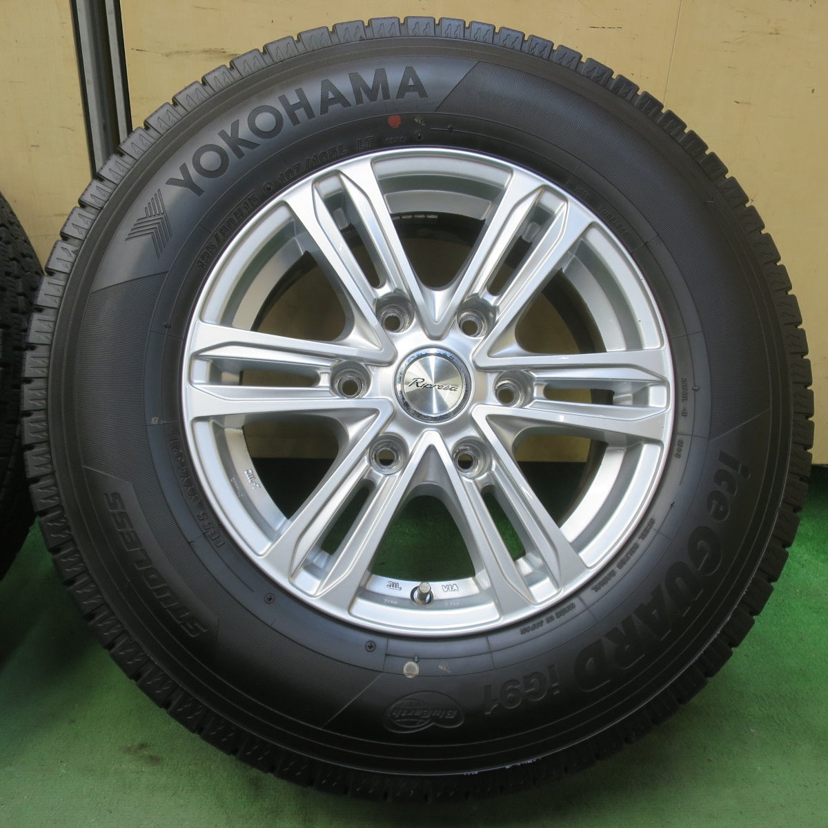 バリ溝！キレイ！9.5分◎スタッドレス 195/80R15 107/105L ヨコハマ アイスガード iG91 Ripresa リプレーザ 15インチ PCD139.7/6H◎6082904イス
