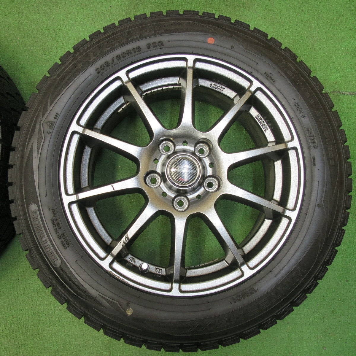 [送料無料] バリ溝！キレイ！9.5分以上★スタッドレス 205/60R16 ダンロップ ウインターマックス WM01 SCHNEIDER シュナイダー 16インチ PCD114.3/5H★4111401イス