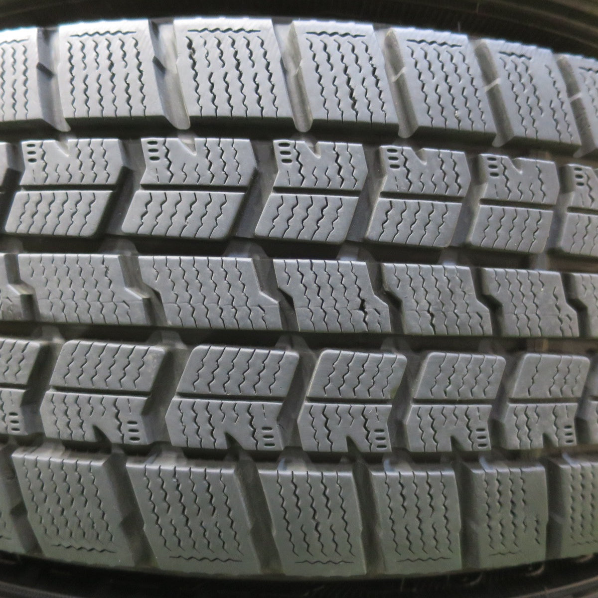 バリ溝！21年！キレイ！9.5分★スタッドレス 215/60R17 グッドイヤー アイスナビ7 ravrion RS01 ラブリオン 17インチ PCD114.3/5H★5120209イス