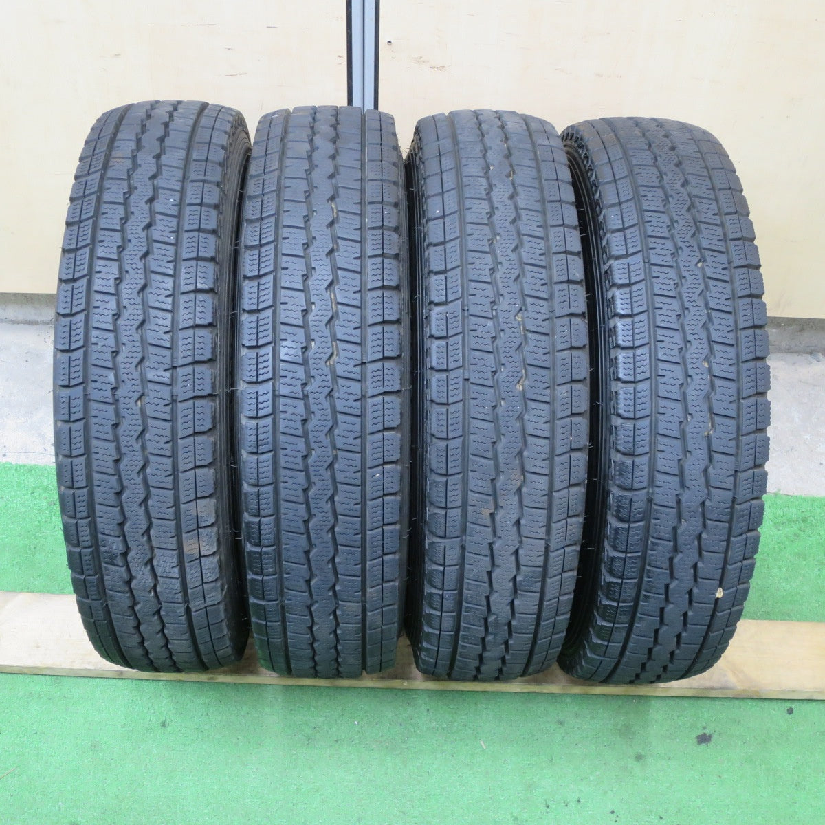 バリ溝！キレイ！9.5分★スタッドレス 145/80R12 80/78N ダンロップ ウインターマックス SV01 VICENTE ヴィセンテ 12インチ PCD100/4H★5062003TTス