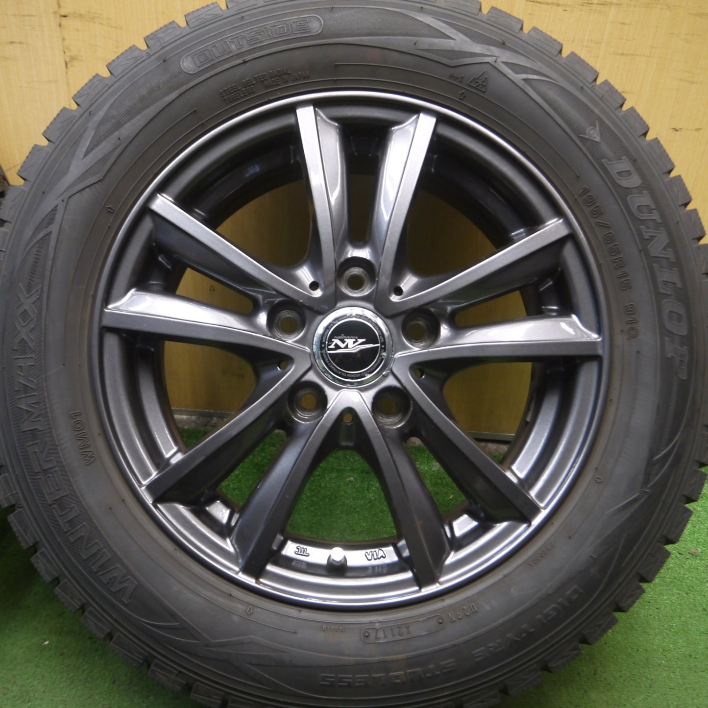 *送料無料* バリ溝！キレイ！9.5分以上★スタッドレス 195/65R15 ダンロップ ウインターマックス WM01 NIRVANA NV ニルヴァーナ ニルバーナ PCD114.3/5H★4061003Hス