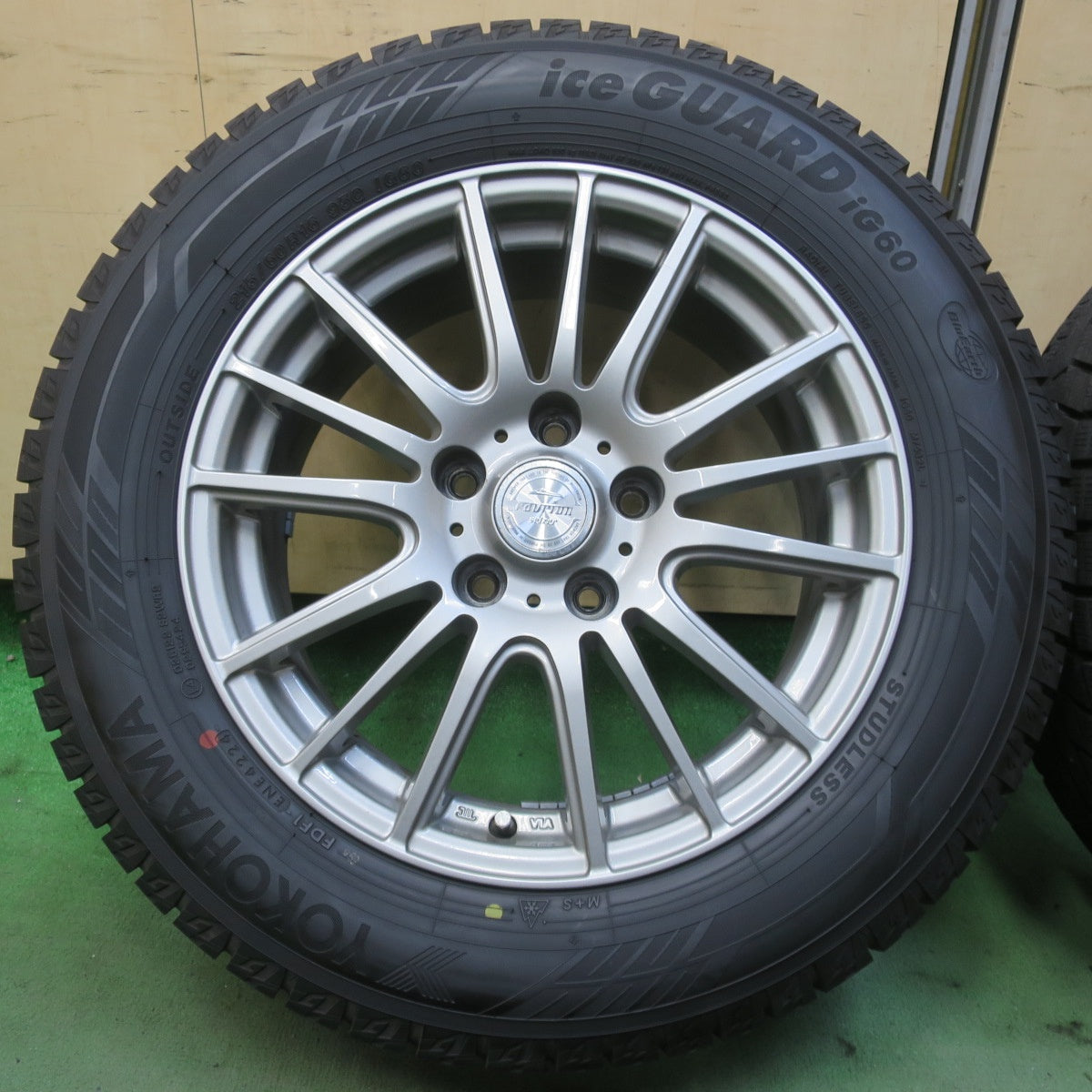 バリ溝！24年！キレイ！9.5分◎スタッドレス 215/60R16 ヨコハマ アイスガード iG60 ravrion selzer ラブリオン 16インチ PCD114.3/5H◎6072702イス