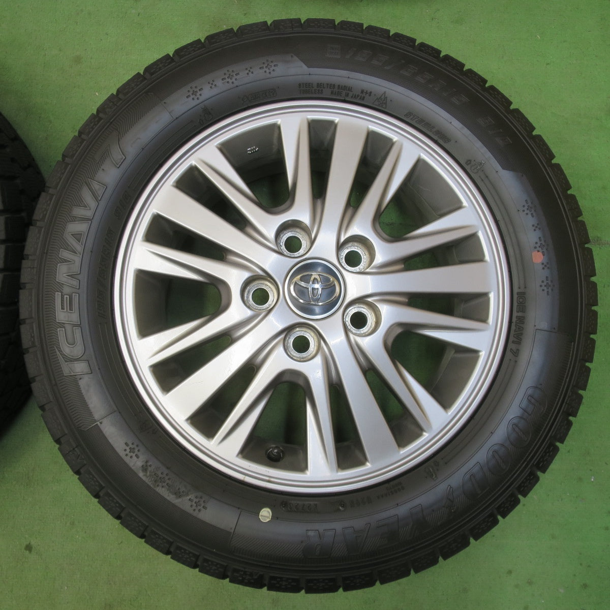 バリ溝！23年！キレイ！9.5分★トヨタ 80系 ノア ヴォクシー 純正 195/65R15 スタッドレス グッドイヤー アイスナビ7 15インチ PCD114.3/5H★6022606イス