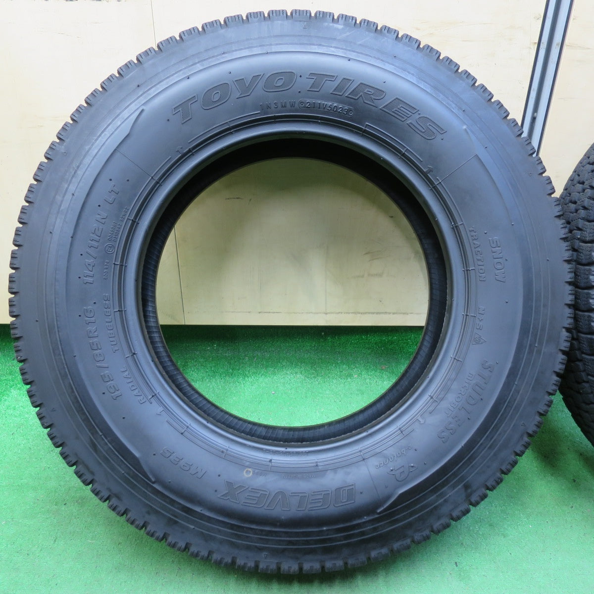 *送料無料* バリ溝！23年！9分★トラック タイヤ 195/85R16 114/112N スタッドレス トーヨー デルベックス M935 16インチ★4090308イスタ