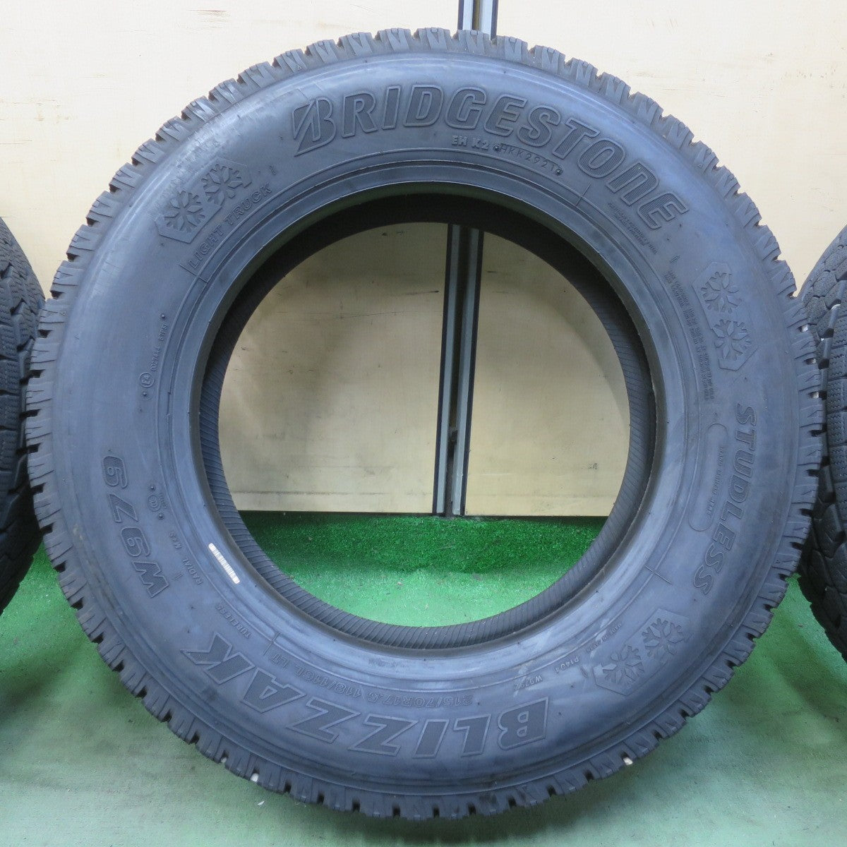 バリ溝！9分！6本★トラック タイヤ 215/70R17.5 118/116L スタッドレス ブリヂストン ブリザック W979 17.5インチ★6060105イスタ