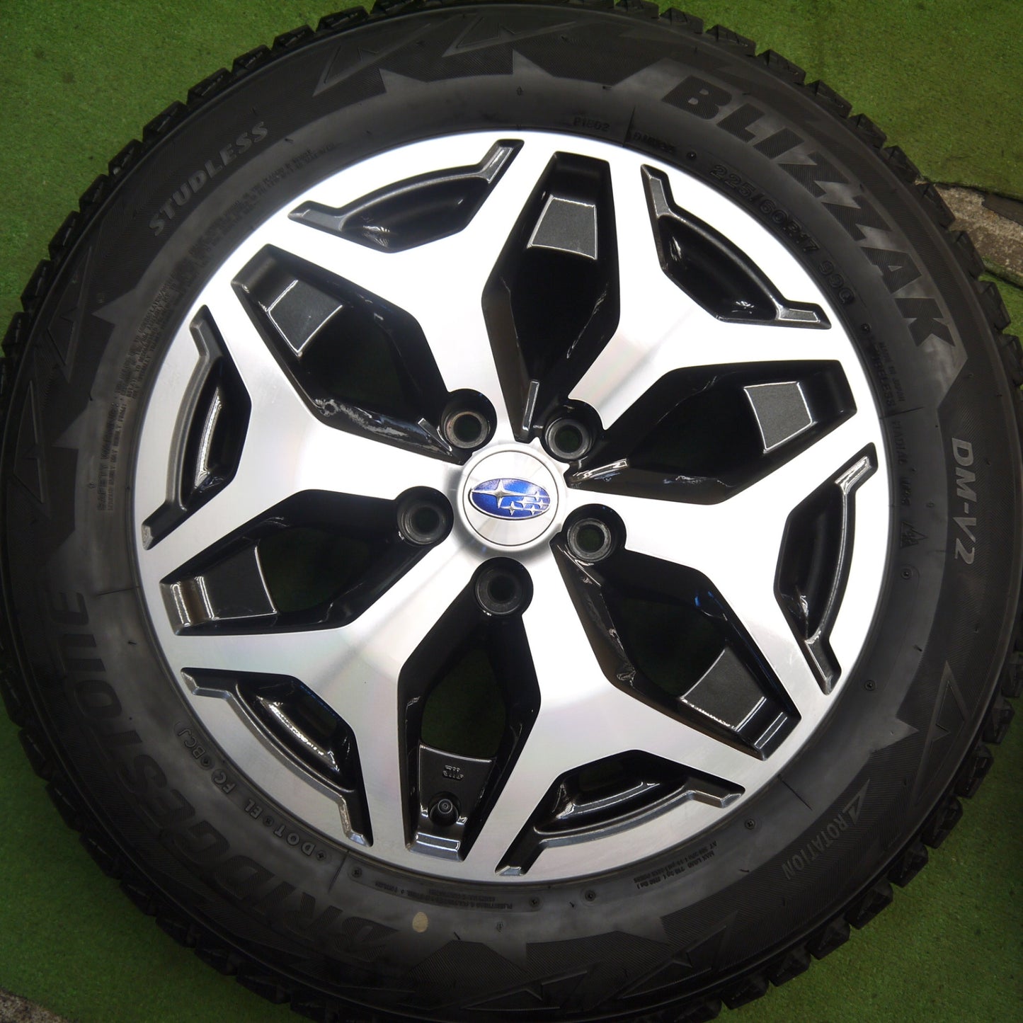 バリ溝！キレイ！9分★スバル SK フォレスター 純正 ENKEI 225/60R17 スタッドレス ブリヂストン ブリザック DM-V2 17インチ エンケイ PCD114.3/5H★5070903Hス