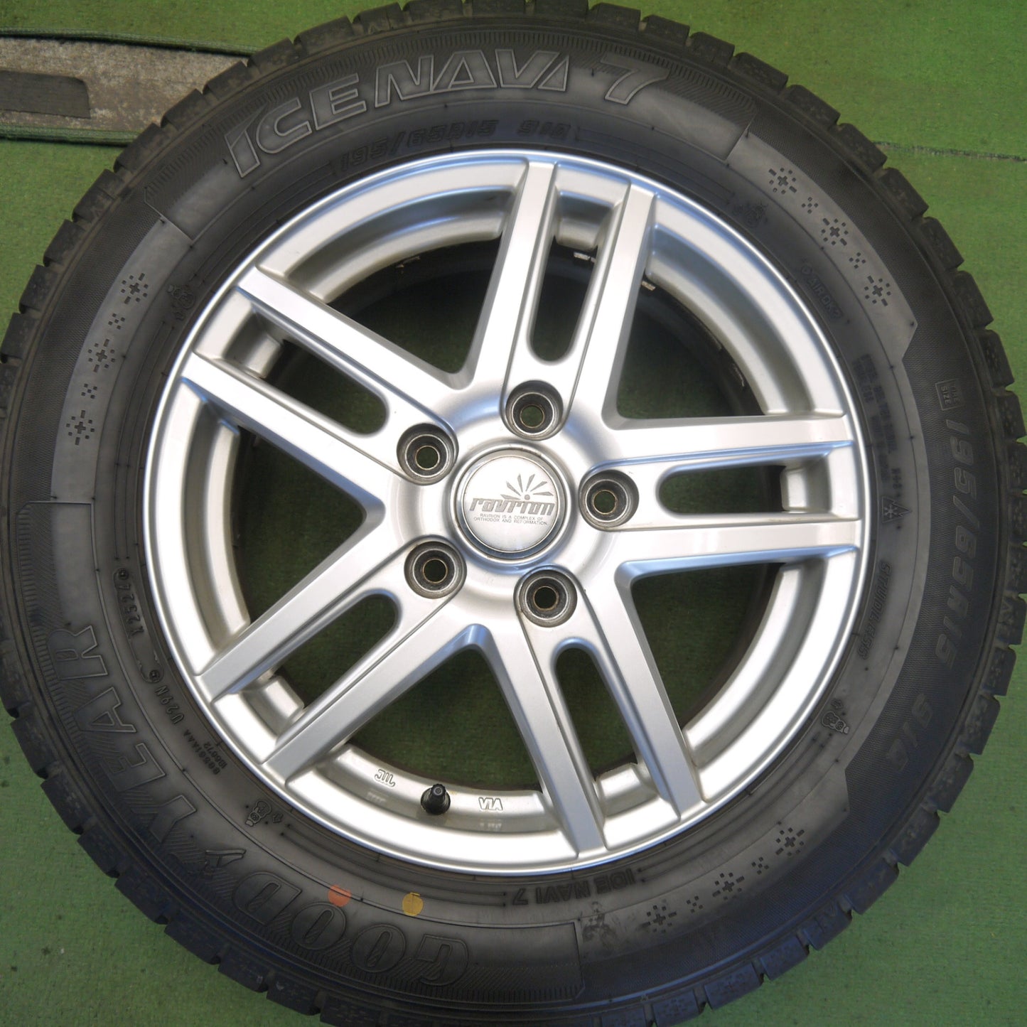 バリ溝！24年！キレイ！9分◎スタッドレス 195/65R15 グッドイヤー アイスナビ7 ravrion ラブリオン 15インチ PCD114.3/5H◎6081705Hス