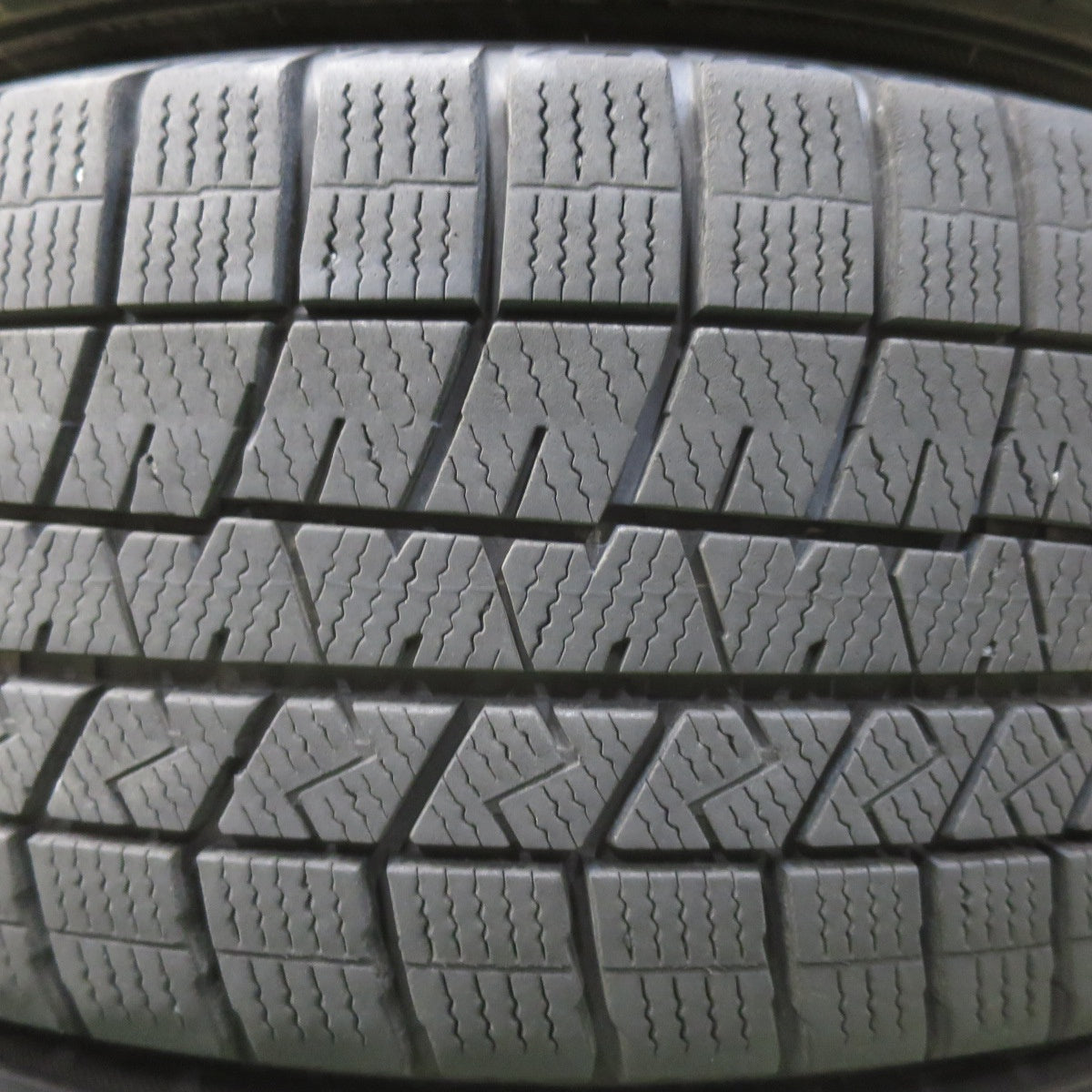 バリ溝！キレイ！9.5分★スタッドレス 205/60R16 ダンロップ ウインターマックス 03 ESTROSA エステローザ 16インチ PCD114.3/5H★5042801イス
