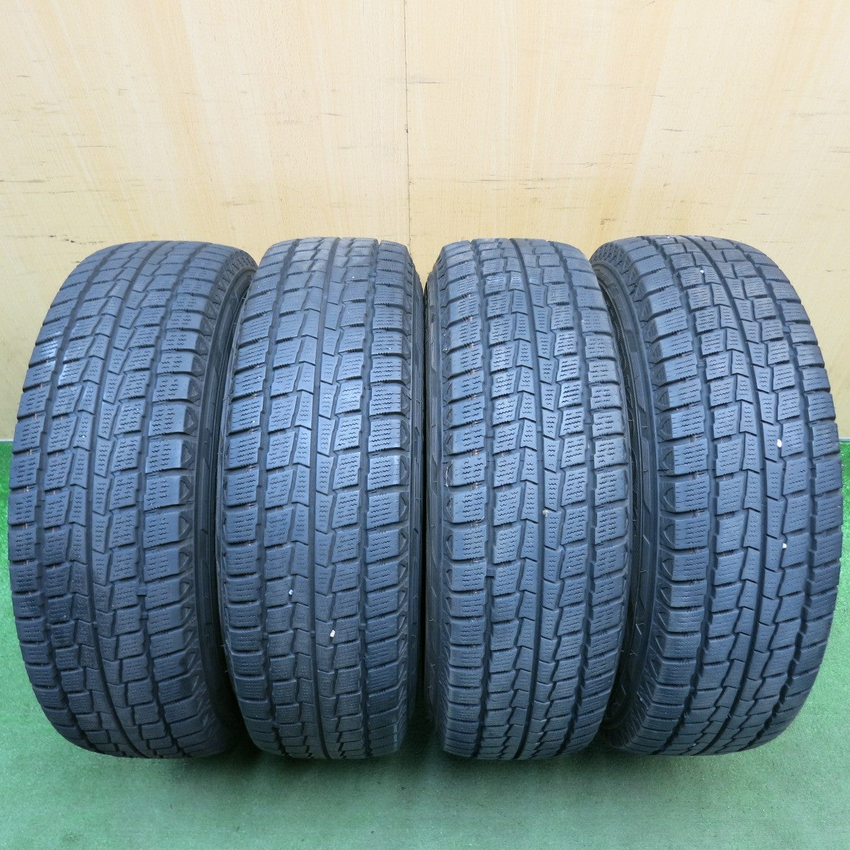 バリ溝！キレイ！8.5分★スタッドレス 195/80R15 107/105L ハンコック ウインター RW06 DAYTONA デイトナ 15インチ PCD139.7/6H★6052103HAス