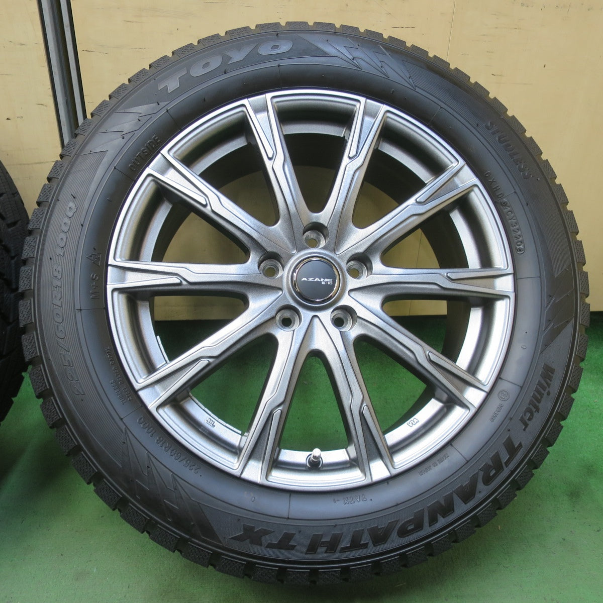 バリ溝！キレイ！9.5分★スタッドレス 225/60R18 トーヨー ウインター トランパス TX AZANE E-10 アザーネ 18インチ PCD114.3/5H★6041501イス