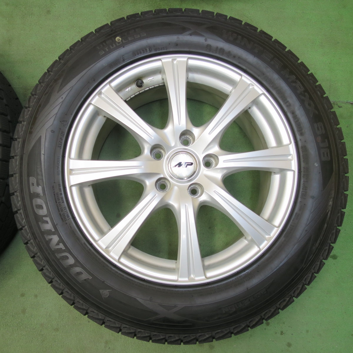 バリ溝！22年！キレイ！9.5分★スタッドレス 225/65R17 ダンロップ ウインターマックス SJ8 SJ8+ MP-04 17インチ PCD114.3/5H★6022112イス