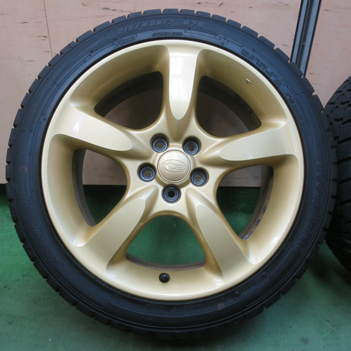 ほぼ未使用！23年！キレイ★スバル レガシィ 純正 215/45R17 スタッドレス グッドイヤー アイスナビ7 17インチ レガシー PCD100/5H★6022605イス