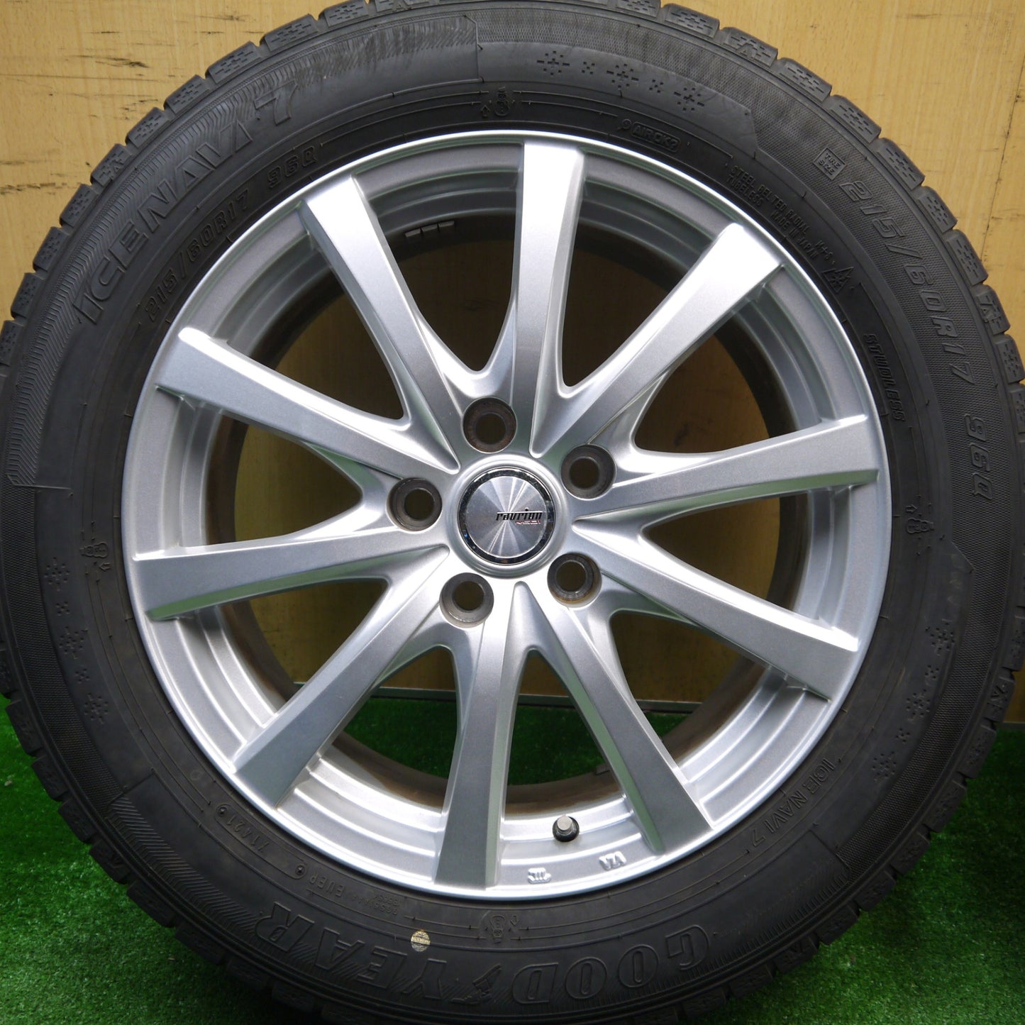 バリ溝！21年！キレイ！9.5分以上★スタッドレス 215/60R17 グッドイヤー アイスナビ7 ravrion RS01 ラブリオン 17インチ PCD114.3/5H★5111806Hス