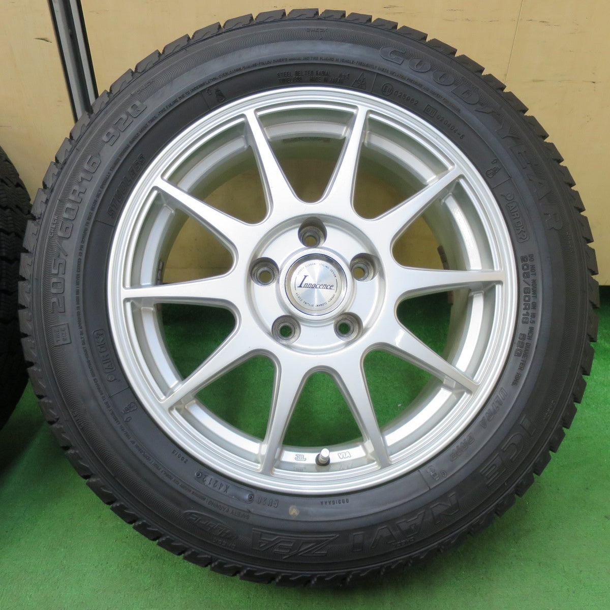 [送料無料] バリ溝！9.5分★スタッドレス 205/60R16 グッドイヤー アイスナビ ZEA Innocence イノセンス 16インチ PCD114.3/5H★4103006イス