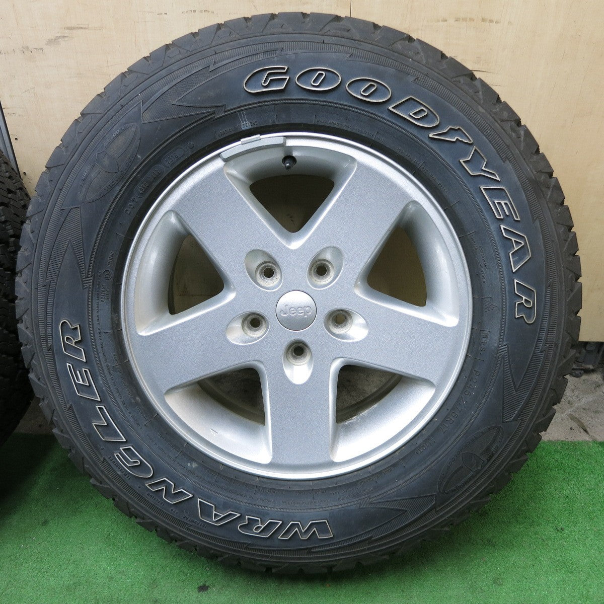 バリ溝！9.5分★ジープ JK ラングラー 純正 245/75R17 グッドイヤー WRANGLER 17インチ PCD127/5H★5082302ナノ