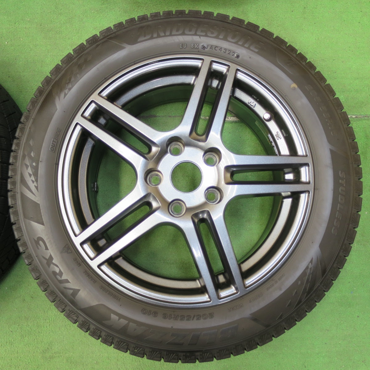 [送料無料] バリ溝！22年！8.5分★ワーゲン 等 阿部商会 205/55R16 スタッドレス ブリヂストン ブリザック VRX3 16インチ PCD112/5H★4113008イス