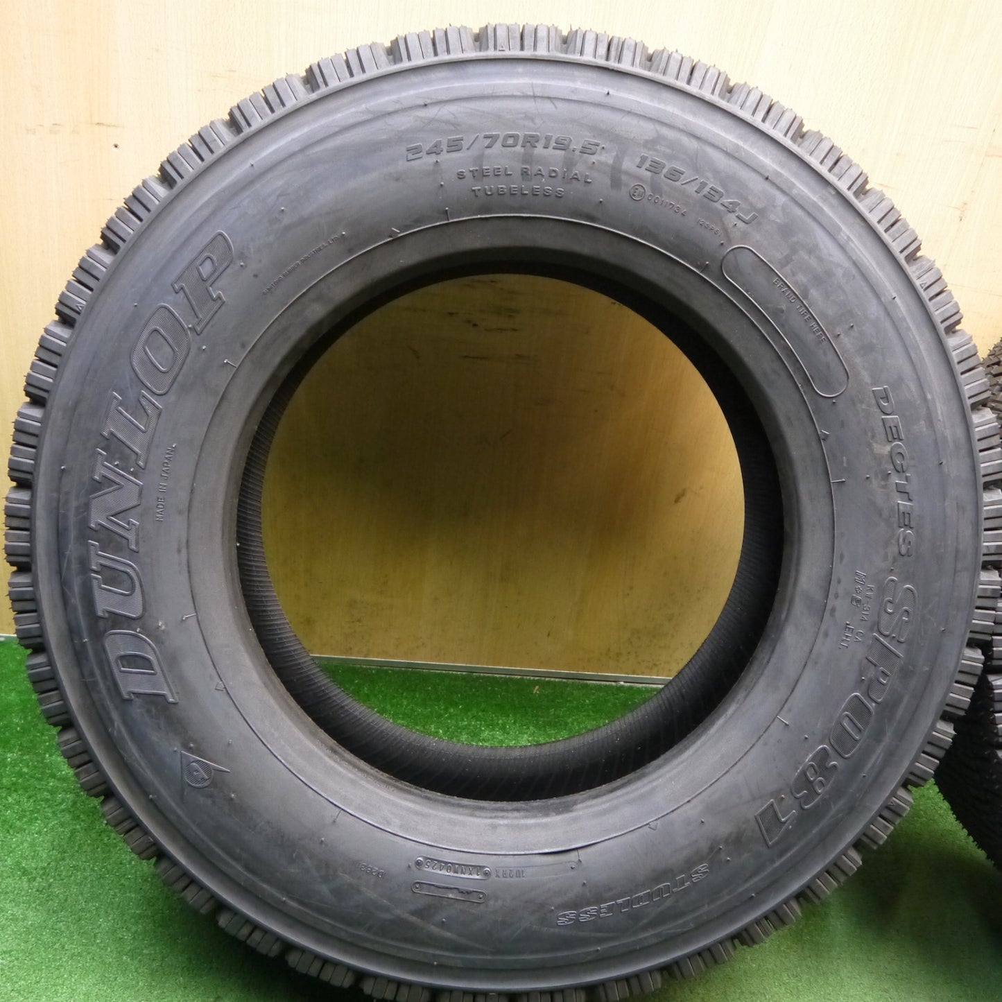 未使用！25年！2本★トラック タイヤ 245/70R19.5 136/134J スタッドレス ダンロップ デクテス SP081 DECTES 19.5インチ★6070111KKスタ