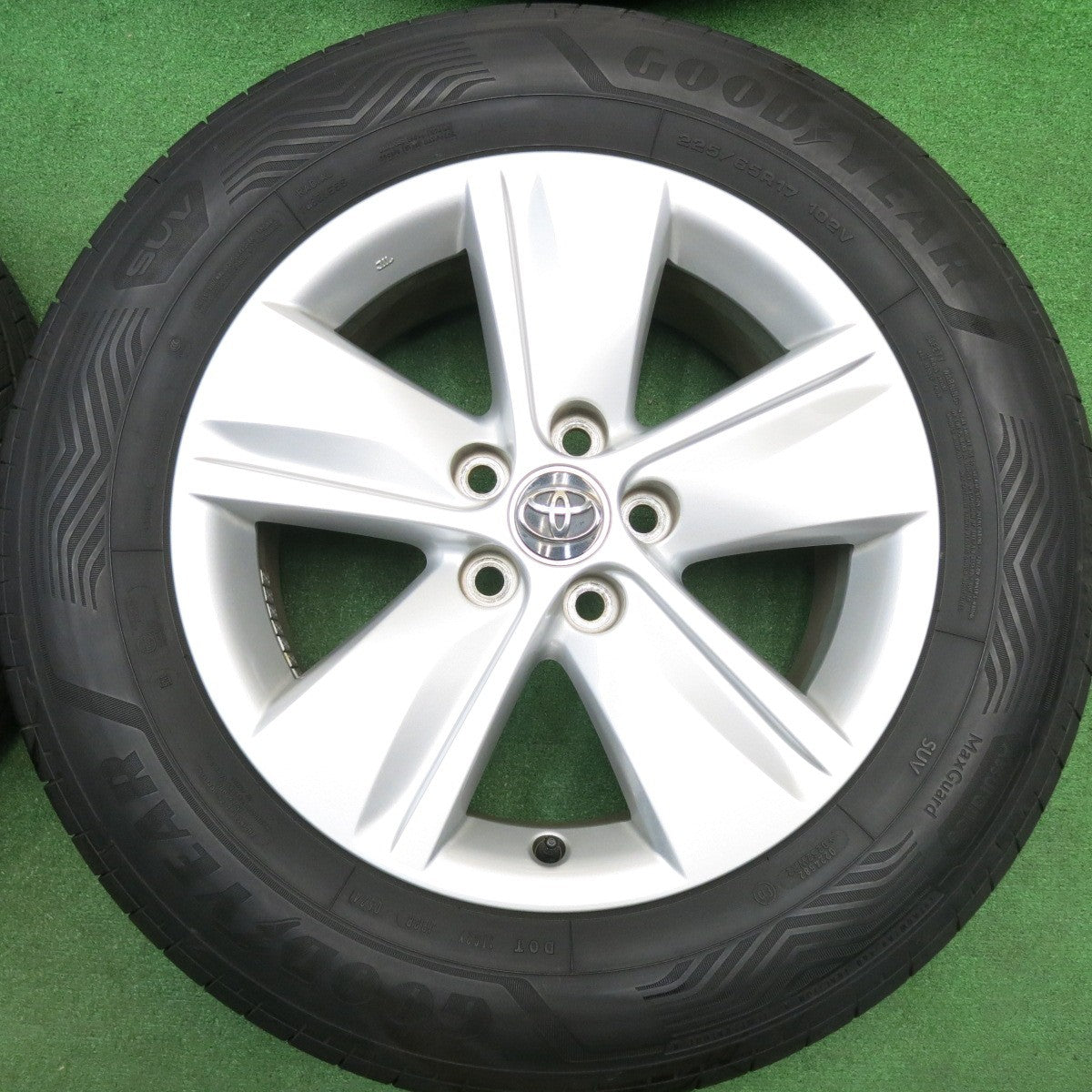 バリ溝！24年！キレイ！9.5分★トヨタ 60系 ハリアー 純正 225/65R17 グッドイヤー ASSURANCE MaxGuard SUV 17インチ PCD114.3/5H★5113021HAノ