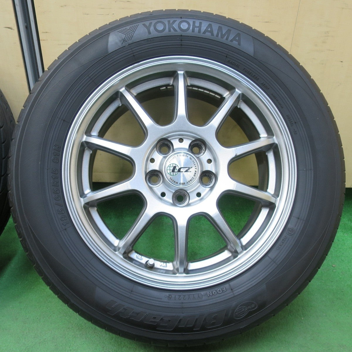 4本価格★プリウス 等 195/65R15 ヨコハマ ブルーアース AE01F LCZ 社外 アルミ 15インチ PCD100/5H★5031808イノ