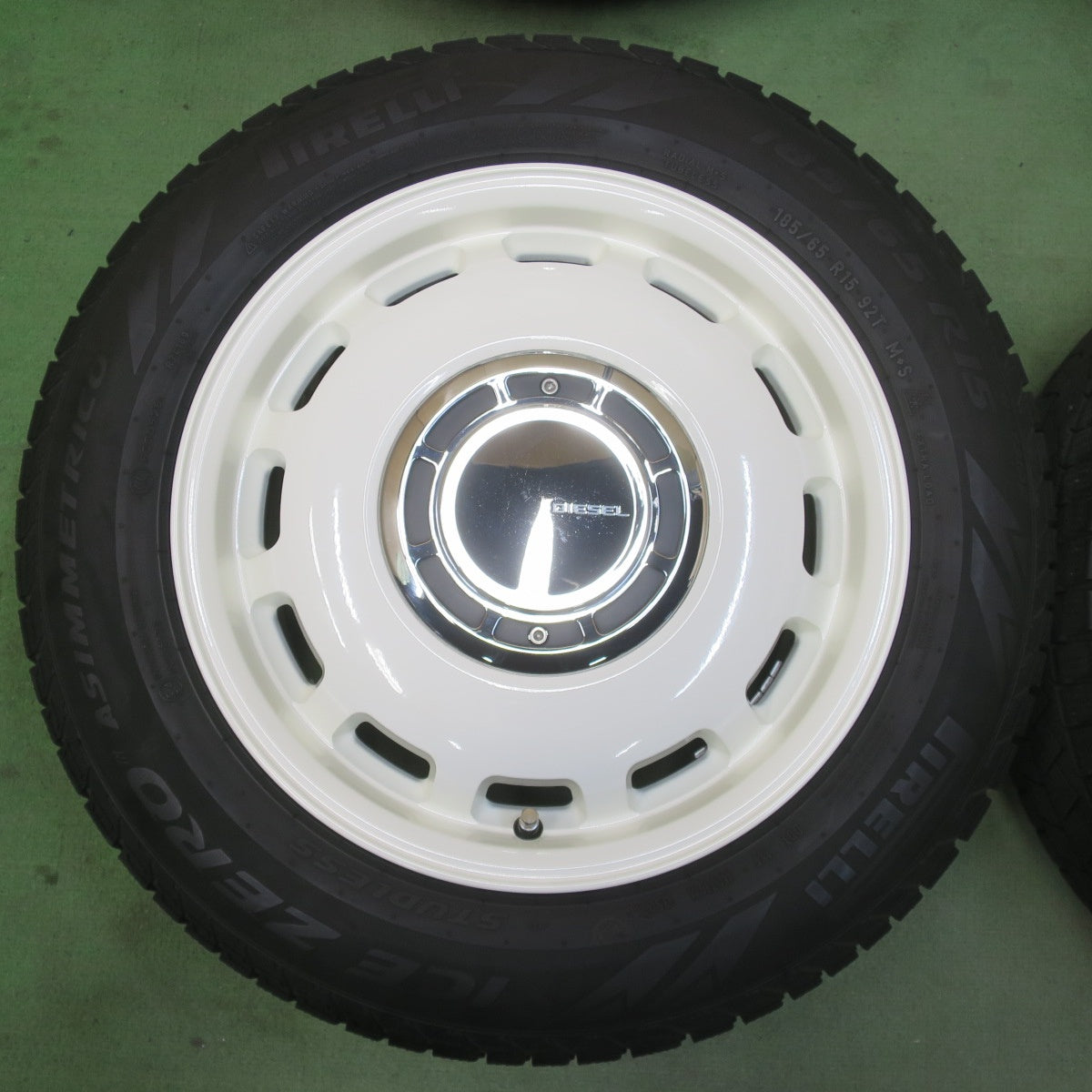 キレイ！22年★シエンタ 等 185/65R15 スタッドレス ピレリ アイスゼロ アシンメトリコ X BLOOD DIESEL クロス ブラッド ディーゼル 15インチ PCD100/5H★6042902イス