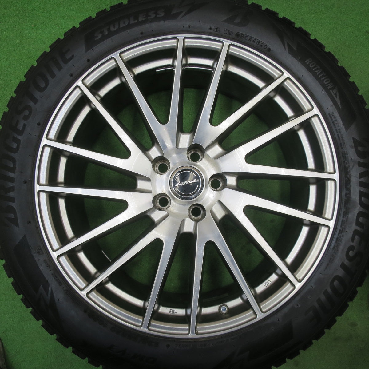 バリ溝！キレイ！8.5分★スタッドレス 235/55R20 ブリヂストン ブリザック DM-V3 Lefinada レフィナーダ 20インチ PCD114.3/5H★5051704TTス