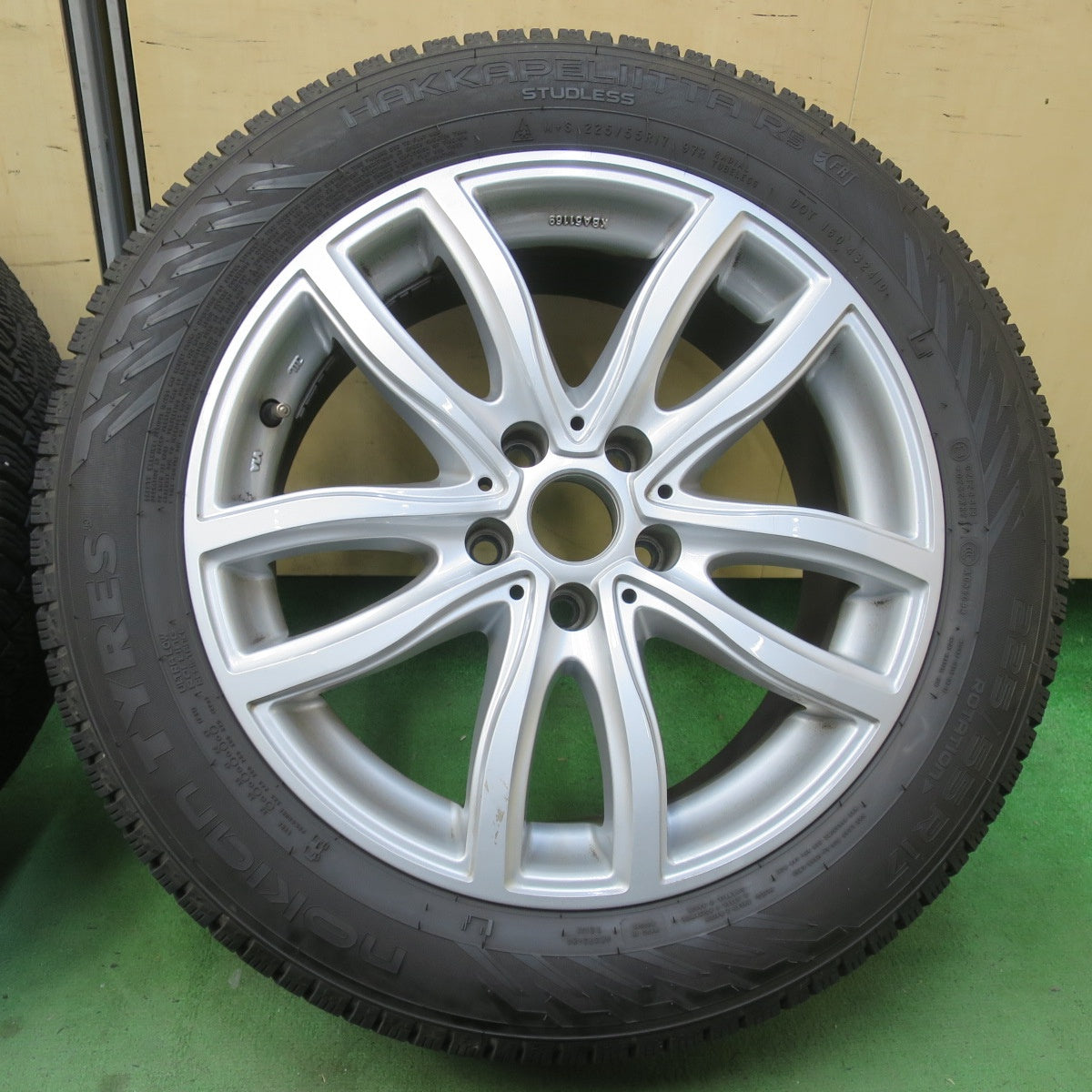 バリ溝！22年！8.5分★BMW 等 MAK FAHR 225/55R17 スタッドレス ノキアン ハッカペリッタ R5 FRT 17インチ ファー PCD112/5H★6022607イス