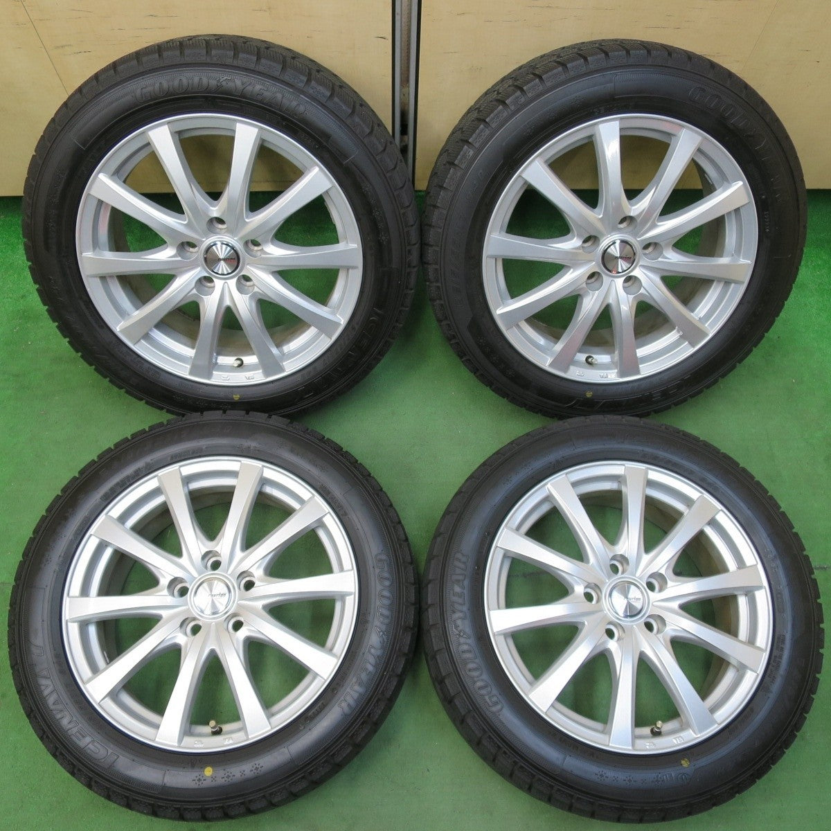バリ溝！23年！キレイ！9.5分★スタッドレス 215/55R17 グッドイヤー アイスナビ7 ravrion RS01 ラブリオン 17インチ PCD114.3/5H★5012810イス
